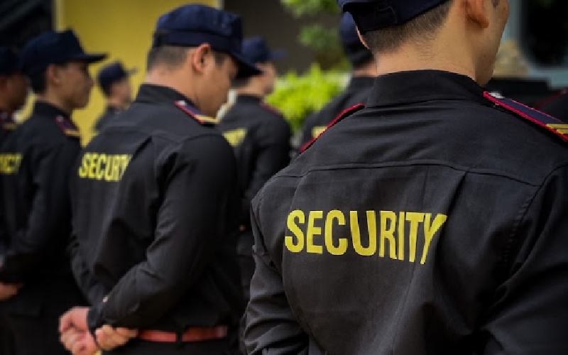 Bảo vệ trong tiếng Anh là Security Guard